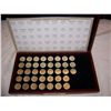Image 1 : VERY COLLECTIBLE LOT OF 38 STATE QUARTERS IN CHERRY WOOD DISPLAY CASE
