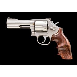 S&W Model 686 Distinquished Combat Magnum Revolver