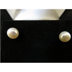 14kt gold pearl stud earrings. Brand new