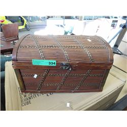 Wicker chest, with handle