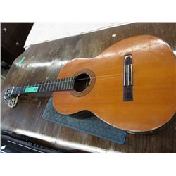 Suzuki guitar, missing pegs and strings