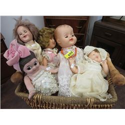 Rattan basket of 5 collectible vintage dolls
