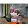 Image 1 : Tray of decorative household objects