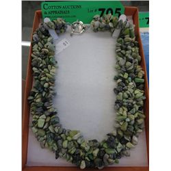 Green pendant gemstone chip necklace