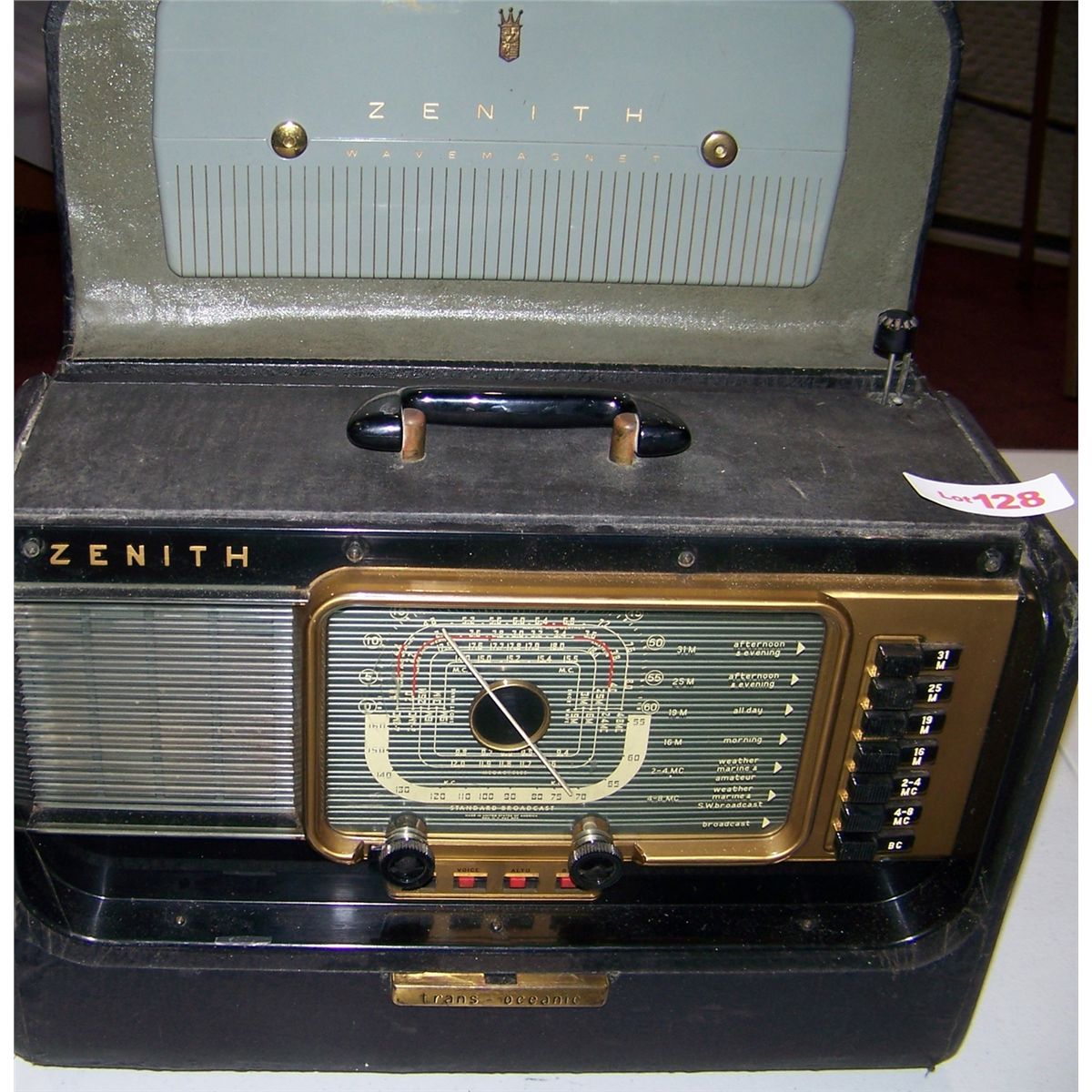 VINTAGE/ ANTIQUE ZENITH TRANS OCEANIC WAVE PORTABLE RADIO
