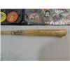 Image 2 : LOT 90+ sPORTS COLLECTIBLES: 1 MINI BASEBALL BAT &