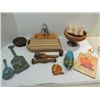 Image 1 : LOT 13 WOODEN COLLECTIBLES: CLOTHES PINS, DUTCH