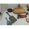 Image 2 : LOT 13 WOODEN COLLECTIBLES: CLOTHES PINS, DUTCH
