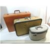 Image 1 : LOT 3 VINTAGE ASSORTED STYLE TRAVEL SUIT CASES