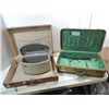 Image 2 : LOT 3 VINTAGE ASSORTED STYLE TRAVEL SUIT CASES