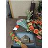 Image 3 : LOT 22 FLORAL DECORATIVE ITEMS: 2 WOOD WOVEN