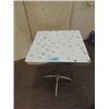 Image 2 : 15X15X22 BRASS & CERAMIC TILE SIDE OR PATIO TABLE