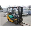 Image 2 : 2008 KOMAT'SU 20 3 STAGE 4000LBS MODEL FG20ST-16 PROPANE FORKLIFT