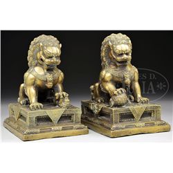 BRONZE CHINESE FOO LION FIGURES.