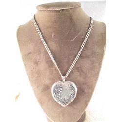VINTAGE STERLING SILVER HEART LOCKET & CHAIN