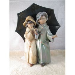 LLADRO "UNDER THE RAIN" #2077 RETIRED DBL FIGURINE