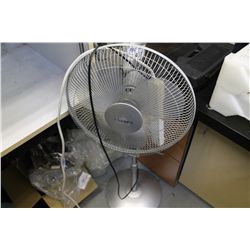 LOT OF DESK LAMPS AND FAN