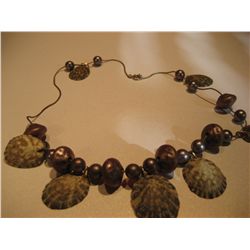 COSTUME JEWELRY ARTISAN CRAFTED SHELL & BEADED NECKLACE