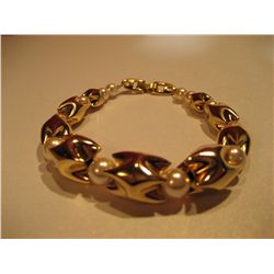 COSTUME JEWELRY GOLD TONE BRACELET WITH PEARL BEADS