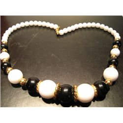 COSTUME JEWELRY VINTAGE BLACK WHITE BEADED NECKLACE