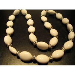 COSTUME JEWELRY VINTAGE WHITE BEADED NECKLACE