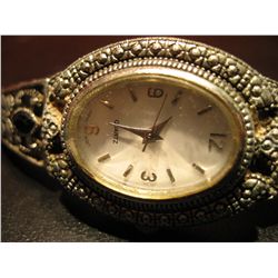 COSTUME JEWELRY FANCY SILVER TONE LADYS WRIST WATCH QUARTZ AJUSTIBLE BAND