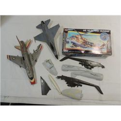 BOX LOT OLDER PLASTIC MODEL JETS & LOOSE PARTS: