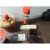 Image 3 : LOT 12 ASSORTED ITEMS: THERMOS INSERT, CLOTHES