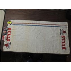 40X20 CHICAGO BULLS COTTON TOWEL & 4 BUTTON PINS