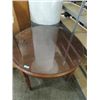 Image 2 : 48"D X 36"H ROUND MAHOGANY TABLE WITH GLASS TOP