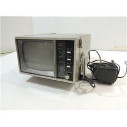 VINTAGE (1) DAYTRON PORTABLE TV, FM AM RADIO
