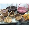 Image 3 : LOT 7 VINTAGE REED WOVEN ASSORTED SIZES BASKETS &