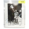 Image 1 : 8X10 BASKETBALL PHOTO AUTOGRAPHED MICHAEL JORDAN