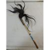 Image 1 : VINTAGE SHAMAN JU-JU STICK: HORSE HAIR TASSLE