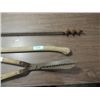 Image 3 : LOT 4 VINTAGE TOOLS: ANTIQUE BARN BEAM DRILL, AX,
