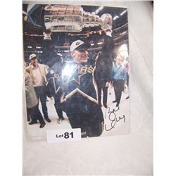 BRETT HULL "DALLAS STARS" HAND SIGNED PIC W/ STANLEY CUP TROPHY