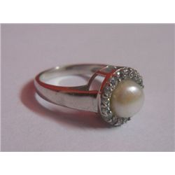 4.230g Ring of Pearl and CZ Sterling Silver