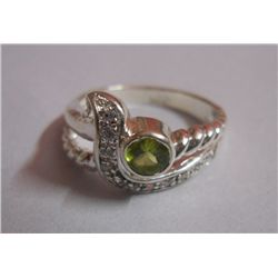 4.550g Ring of Peridot and CZ Sterling Silver