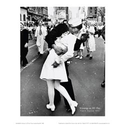 Alfred Eisenstaedt Kissing on VJ Day WWII Poster Print