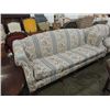 Image 2 : 78"L EARLY AMERICAN STYLE CUSHIONED COUCH
