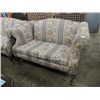 Image 1 : 54"L EARLY AMERICAN STYLE CUSHIONED LOVE SEAT