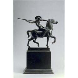 FRANZ VON STUCK (1863-1923) Speerschleudernde Amazone Bronze patiniert. Auf einem Hengst vorwä...