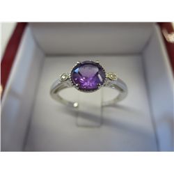 Amethyst gemstone ring set with 2 shoulder diamond