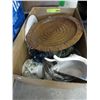 Image 1 : Box of decorative household objects
