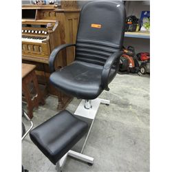 Hydraulic shoe shine chair