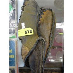 Vintage baseball mitt. Three fingers. Leather