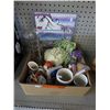 Image 1 : Box of decorative items