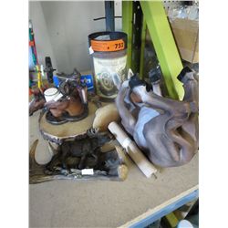 6 Western themed decorative accessories