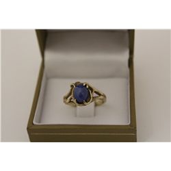 ONE LADIES 14KT YELLOW GOLD SYNTHETIC STAR SAPPHIRE DRESS RING. SET WITH 1 OVAL CABOCHON CUT BLUE
