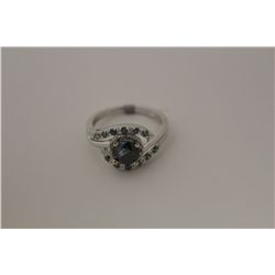 ONE LADIES 14KT WHITE GOLD TEAL BLUE (ENHANCED) AND NEAR COLOURLESS DIAMOND SET DRESS RING. THE